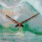 ساعت دیواری رزینی سبز سایز 50 از نمای نزدیک تر