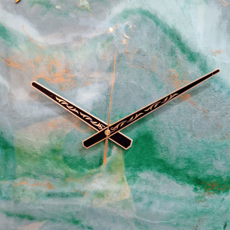 ساعت دیواری رزینی سبز سایز 50 از نمای نزدیک تر