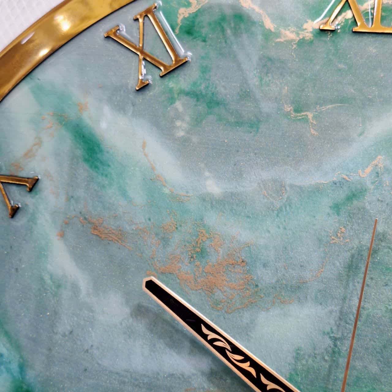 ساعت دیواری رزینی سبز سایز 50 از نمای نزدیک