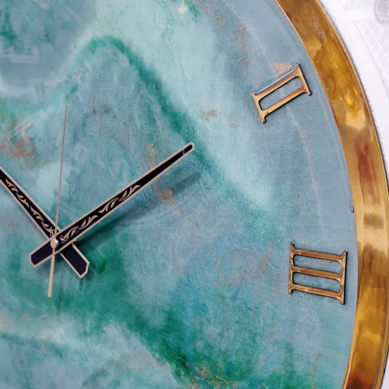 ساعت دیواری رزینی سبز سایز 50 از نمای دیگر