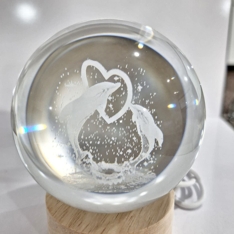 گوی شیشهای شبتاب با دو دلفین عاشق از نمای نزدیک