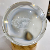 گوی شیشهای مدل کهکشان راه شیری با نور LED رنگی و پایه چوبی از نمای روز