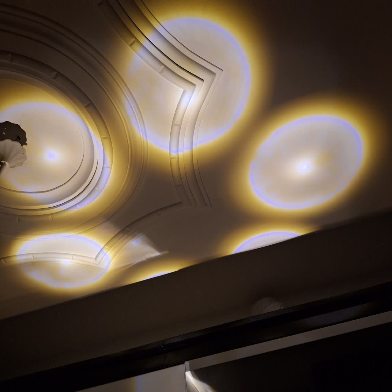 گوی شیشه‌ای مدل کهکشان راه شیری با نور LED رنگی و پایه چوبی از نمای سقف