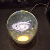 گوی شیشهای مدل کهکشان راه شیری با نور LED رنگی و پایه چوبی