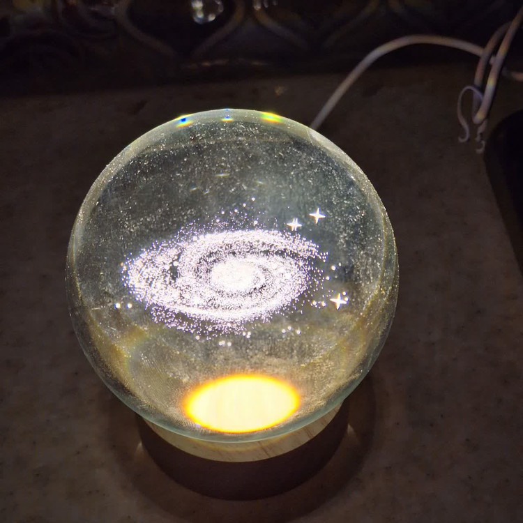 گوی شیشهای مدل کهکشان راه شیری با نور LED رنگی و پایه چوبی