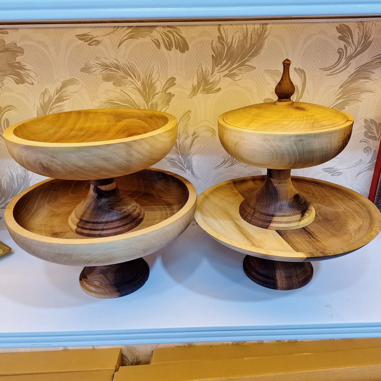 سرویس پذیرایی چوب گردو ۵ پارچه شامل شیرینی‌خوری، میوه‌خوری، شکلات‌خوری و آجیل‌خوری با طراحی دست‌ساز