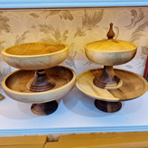 سرویس پذیرایی چوب گردو ۵ پارچه شامل شیرینیخوری، میوهخوری، شکلاتخوری و آجیلخوری با طراحی دستساز