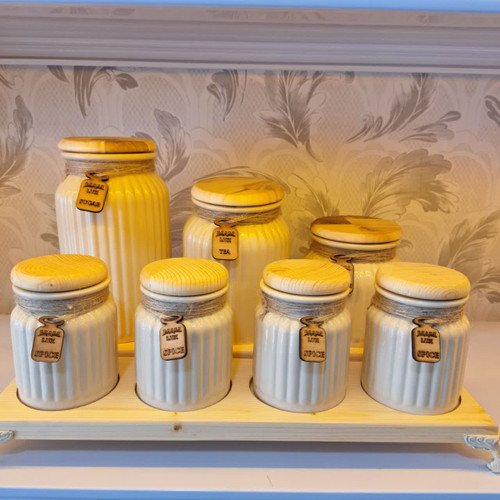 پاسماوری شیشهای ۷ پارچه با درب چوب راش کرم و دو زیره چوبی برای نظمدهی آشپزخانه