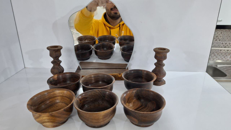 ست آینه و شمعدان و هفتسین چوب گردو با طراحی دستساز و رنگ طبیعی برای دکور نوروزی