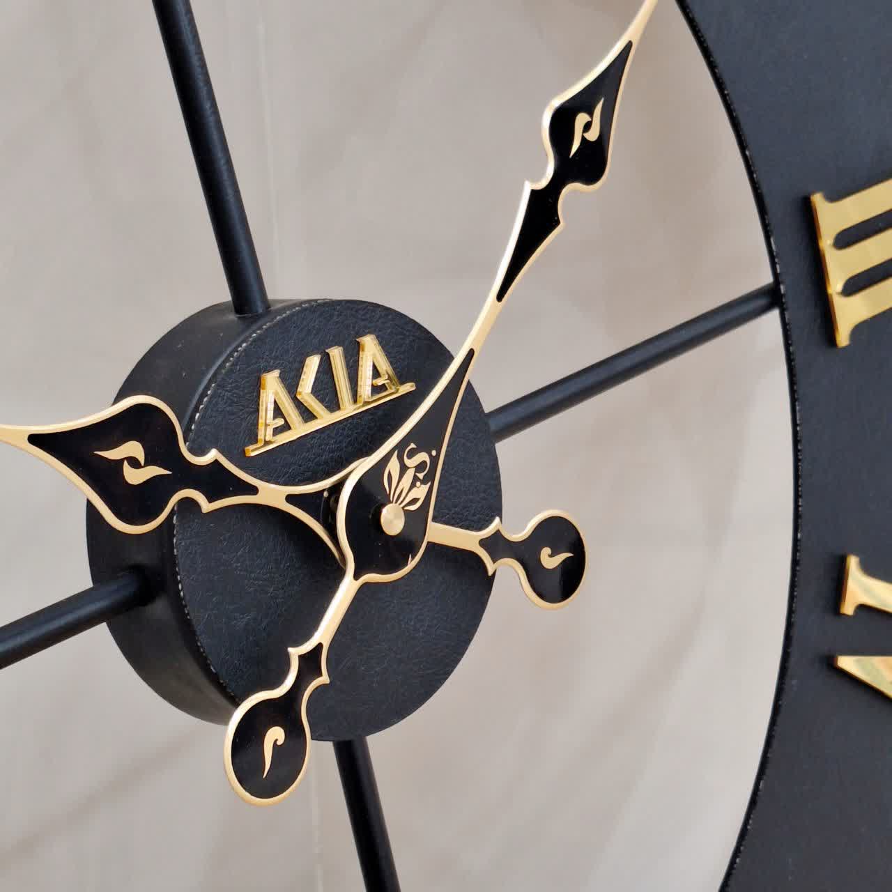 ساعت دیواری چرمی فلزی رینگ مشکی با چرم مشکی از نمای نزدیک تر