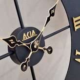 ساعت دیواری چرمی فلزی رینگ مشکی با چرم مشکی از نمای نزدیک تر