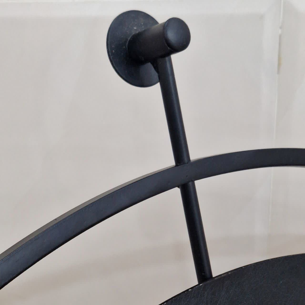 ساعت دیواری چرمی فلزی رینگ مشکی با چرم مشکی از نمای بالا