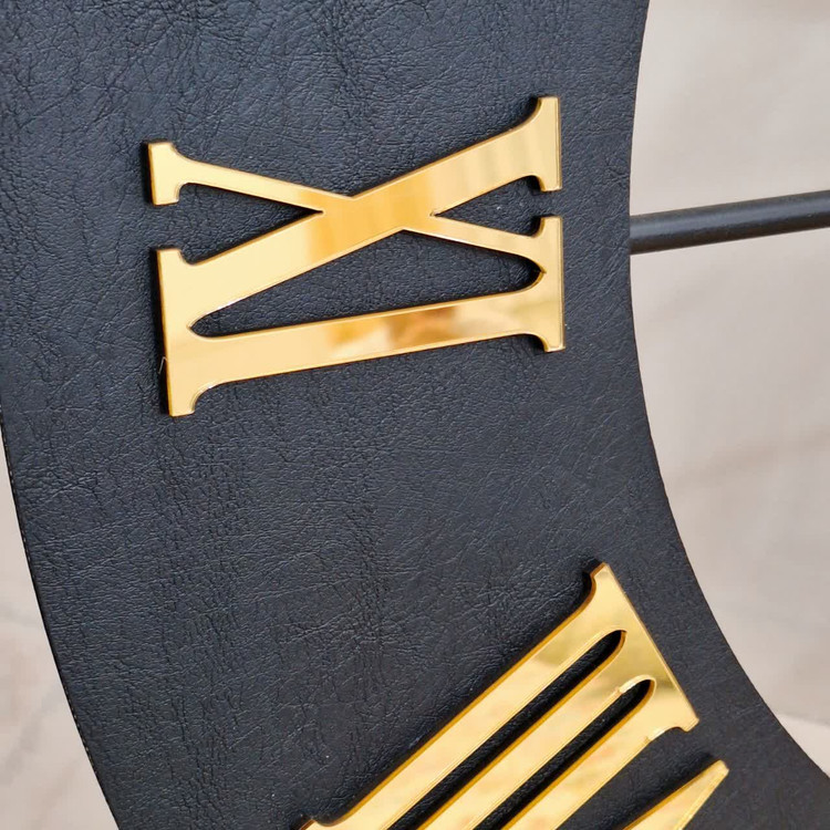 ساعت دیواری چرمی فلزی رینگ مشکی با چرم مشکی از نمای دیگر