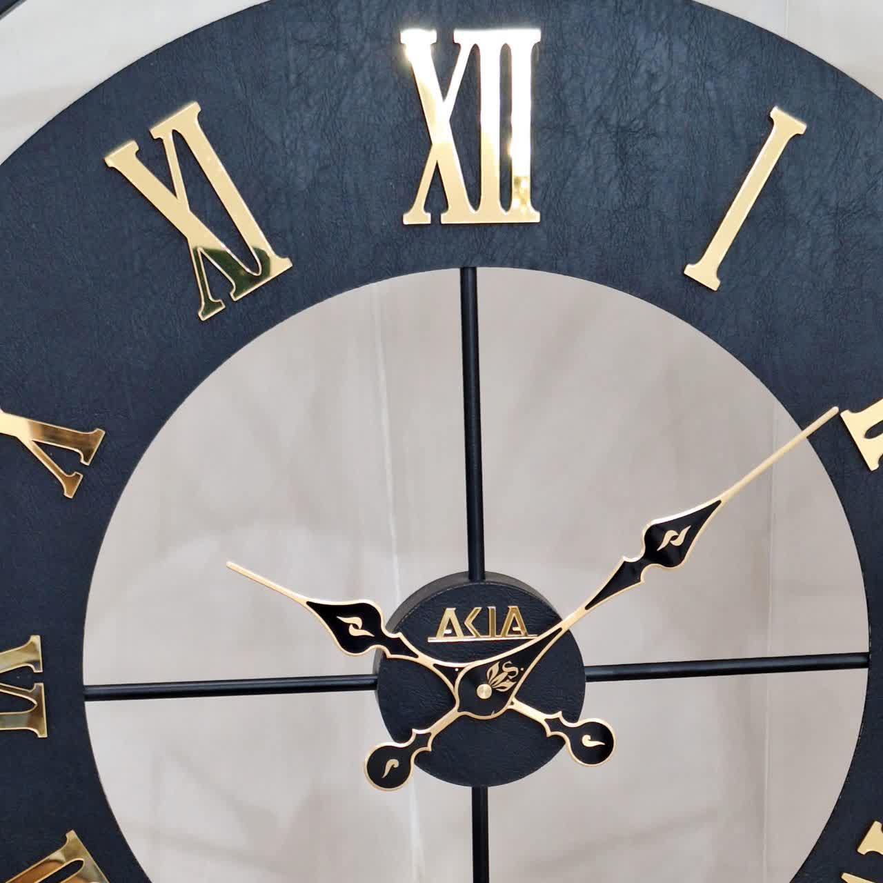 ساعت دیواری چرمی فلزی رینگ مشکی با چرم مشکی از نمای نزدیک