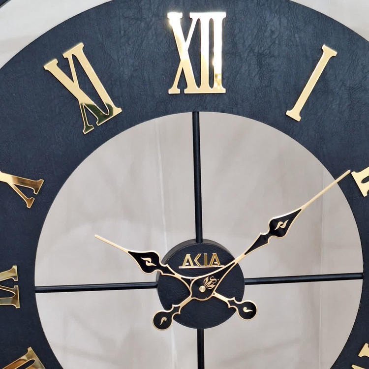 ساعت دیواری چرمی فلزی رینگ مشکی با چرم مشکی از نمای نزدیک