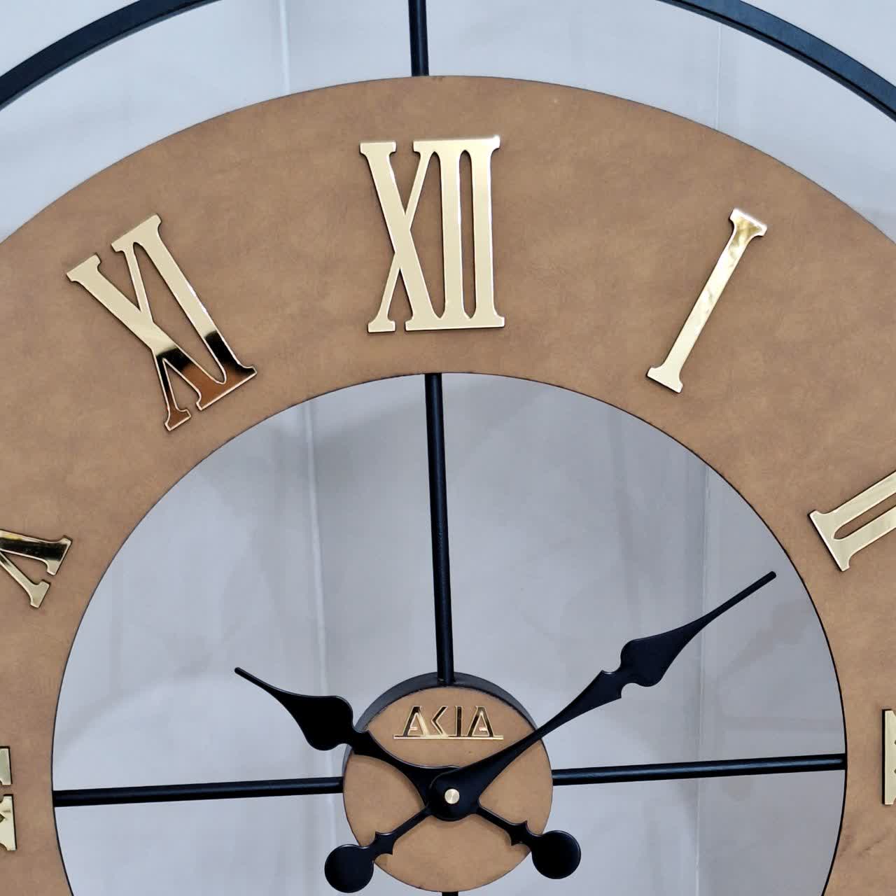 ساعت دیواری چرمی فلزی با چرم عسلی و رینگ مشکی از نمای نزدیک