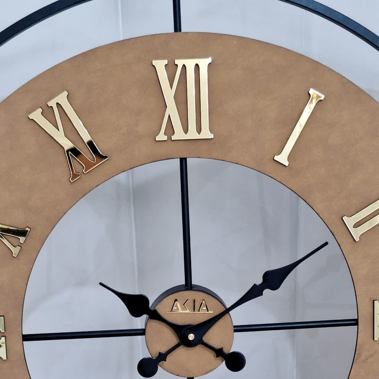 ساعت دیواری چرمی فلزی با چرم عسلی و رینگ مشکی از نمای نزدیک