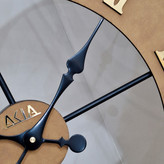 ساعت دیواری چرمی فلزی با چرم عسلی و رینگ مشکی از نمای نزدیک تر