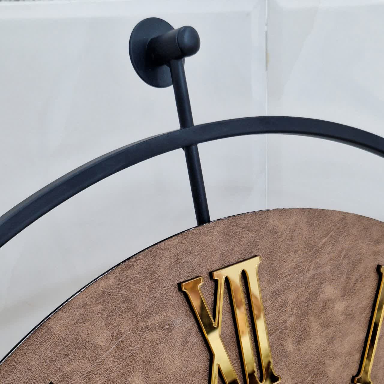 ساعت دیواری چرمی فلزی رینگ مشکی با چرم قهوه‌ای از نمای بالا