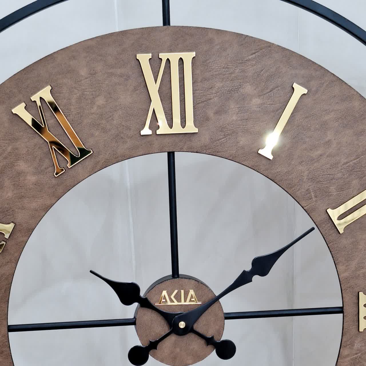 ساعت دیواری چرمی فلزی رینگ مشکی با چرم قهوه‌ای از نمای نزدیک