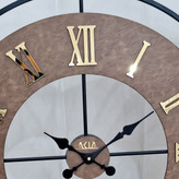 ساعت دیواری چرمی فلزی رینگ مشکی با چرم قهوهای از نمای نزدیک