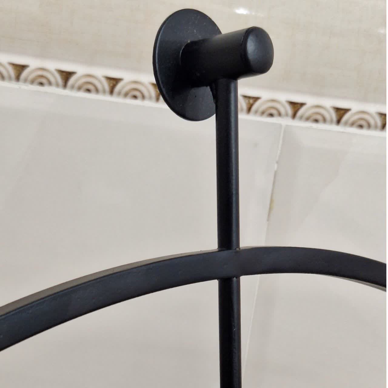 ساعت دیواری چرمی فلزی طوسی رینگ مشکی از نمای بالا