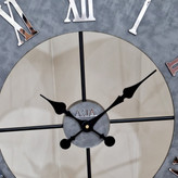 ساعت دیواری چرمی فلزی طوسی رینگ مشکی از نمای نزدیک