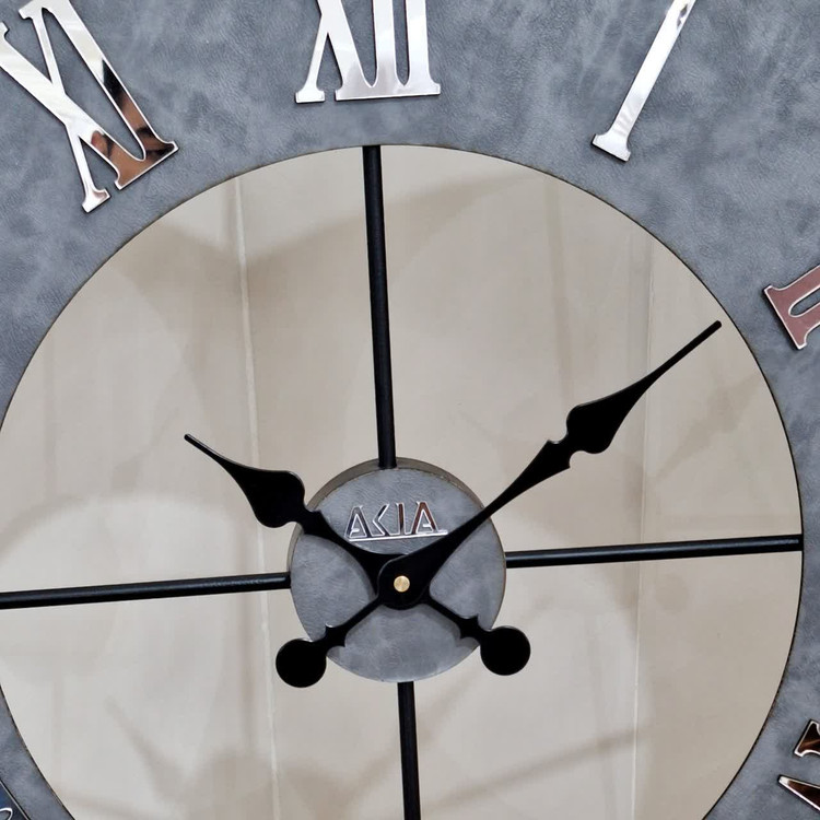 ساعت دیواری چرمی فلزی طوسی رینگ مشکی از نمای نزدیک