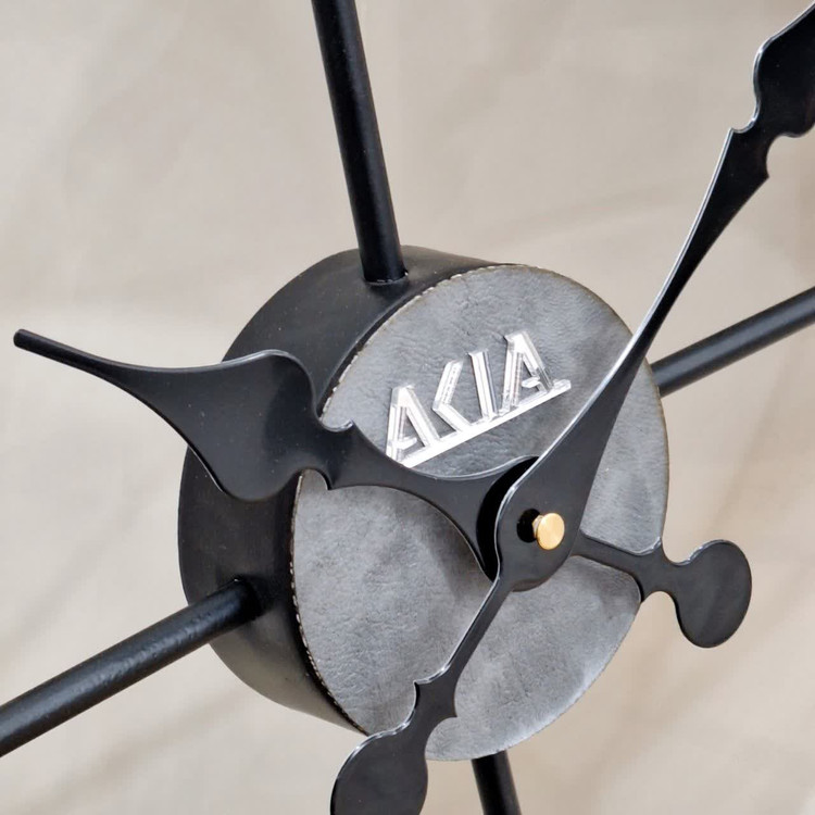 ساعت دیواری چرمی فلزی طوسی رینگ مشکی از نمای وسط