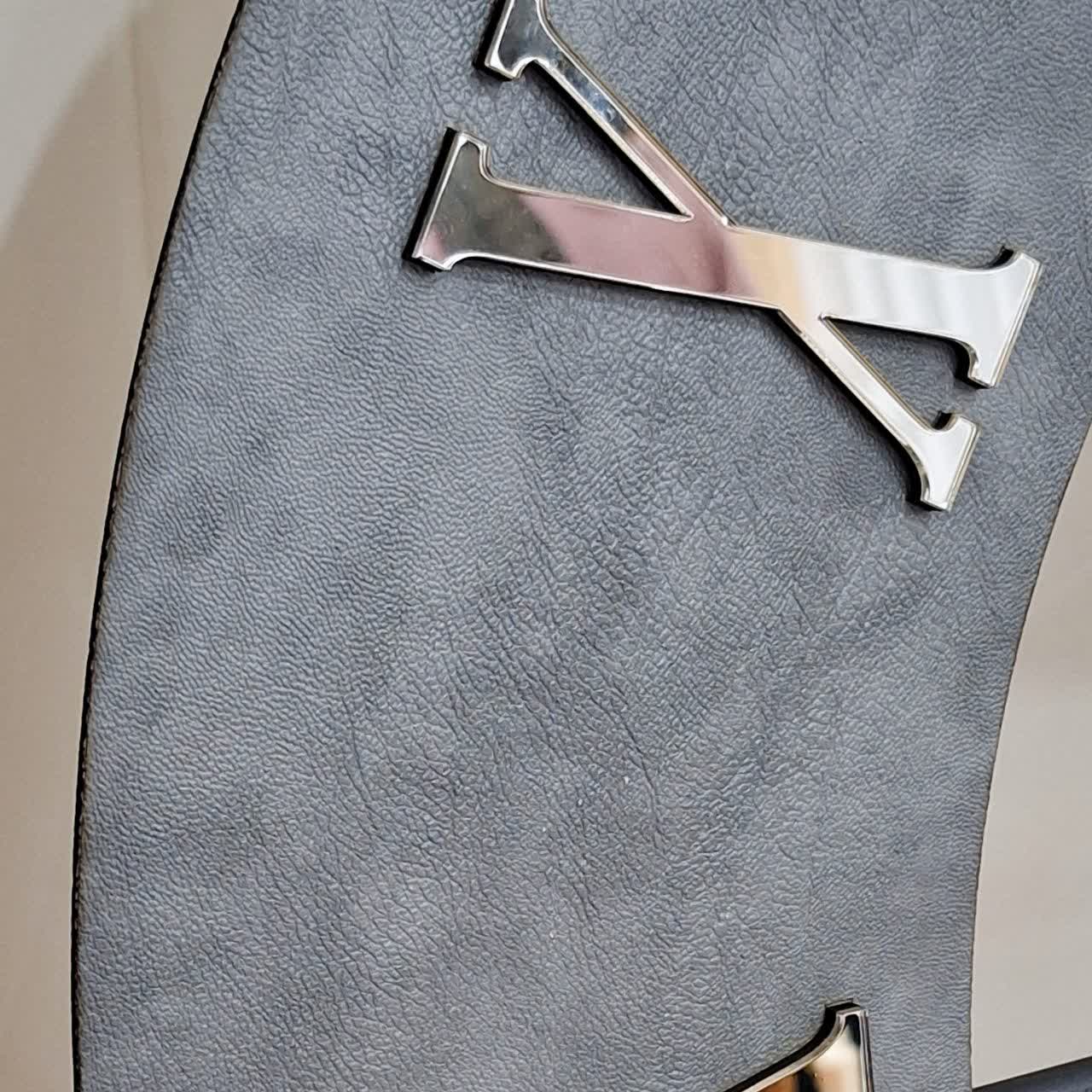 ساعت دیواری چرمی فلزی طوسی رینگ مشکی از نمای نزدیک تر