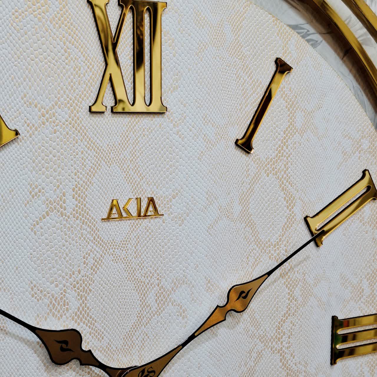 ساعت دیواری چرمی دو رینگ طلایی با چرم سفید پوست ماری از نمای نزدیک تر