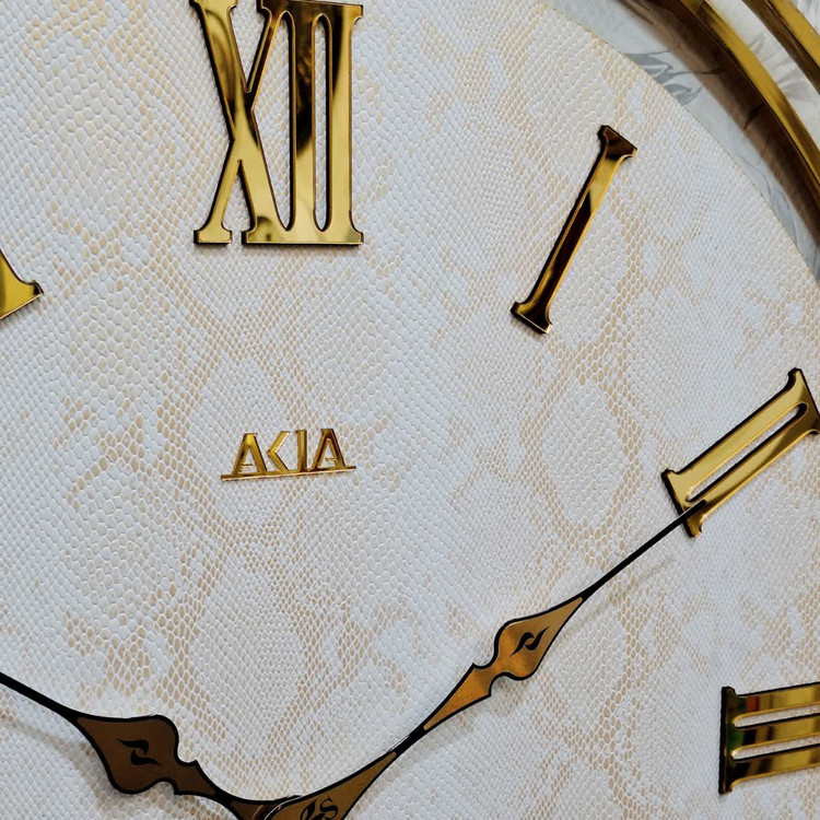 ساعت دیواری چرمی دو رینگ طلایی با چرم سفید پوست ماری از نمای نزدیک تر