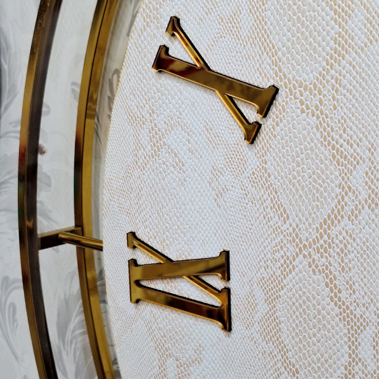 ساعت دیواری چرمی دو رینگ طلایی با چرم سفید پوست ماری از نمای دیگر