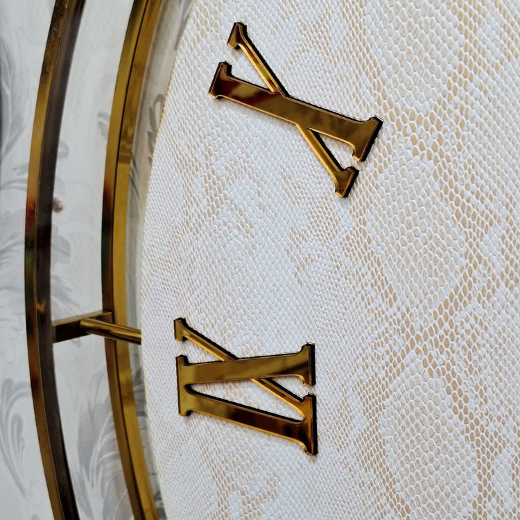 ساعت دیواری چرمی دو رینگ طلایی با چرم سفید پوست ماری از نمای دیگر