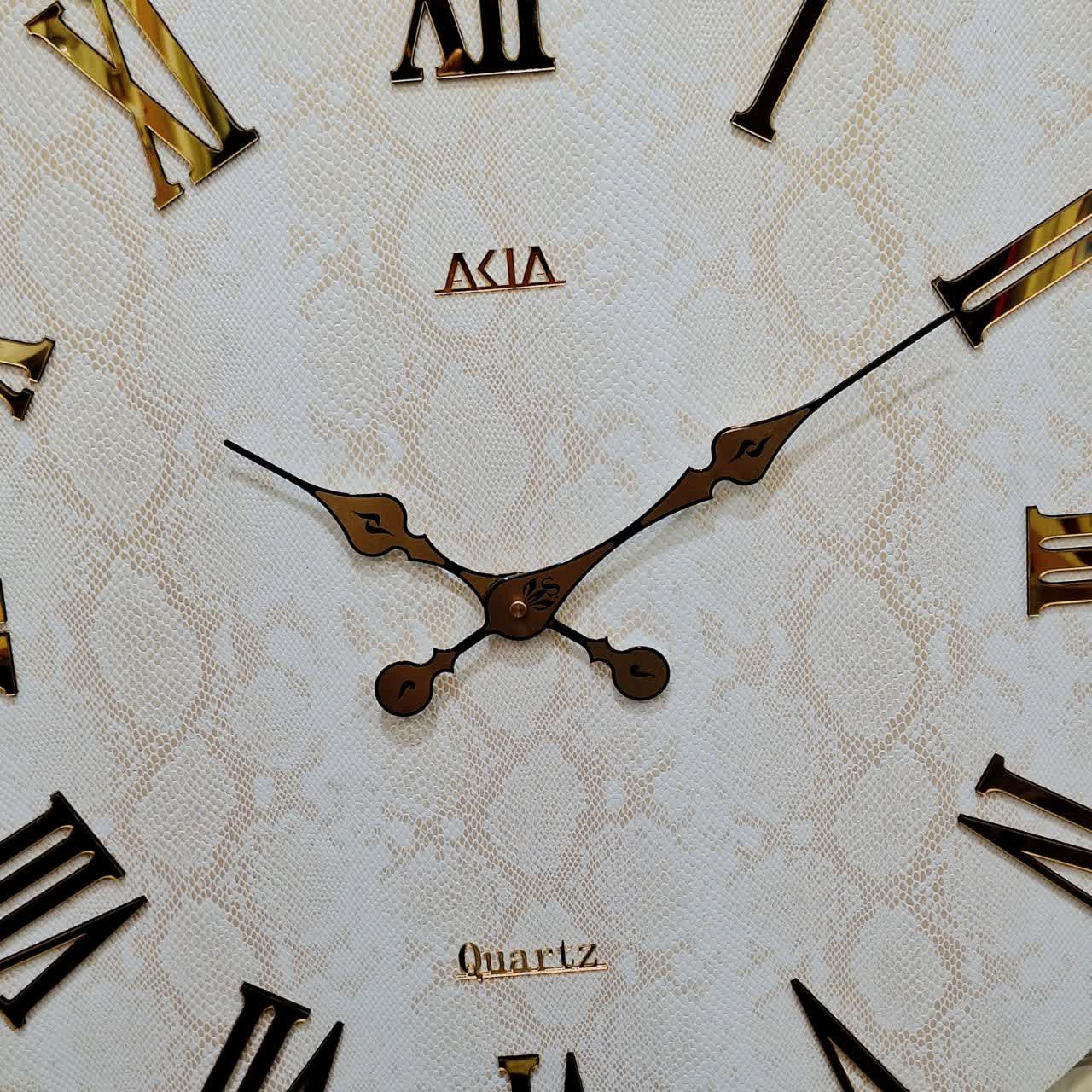 ساعت دیواری چرمی دو رینگ طلایی با چرم سفید پوست ماری از نمای نزدیک