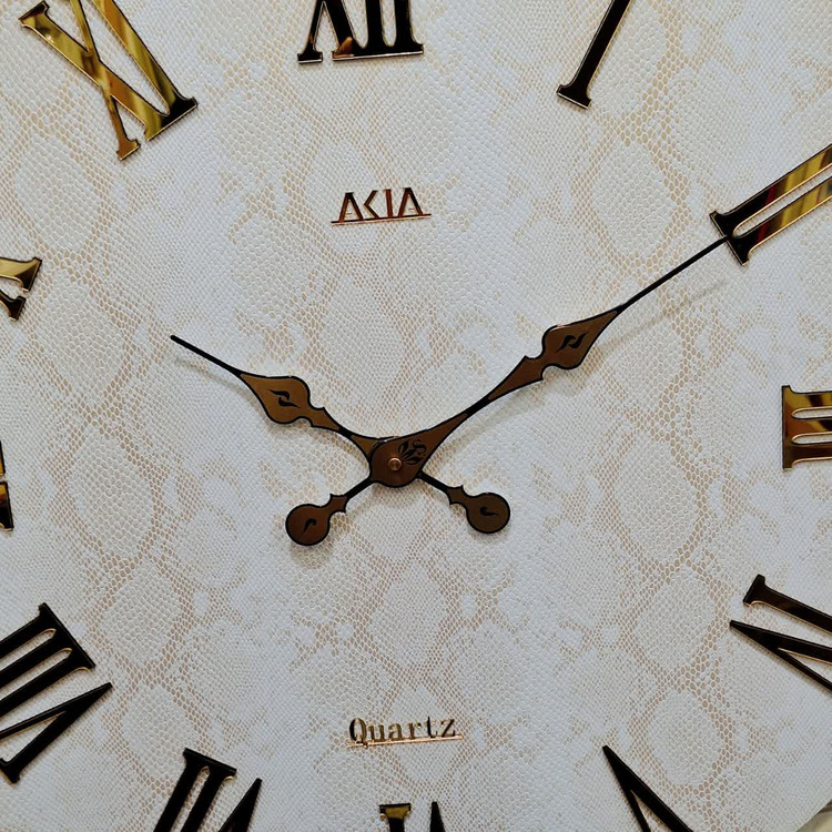 ساعت دیواری چرمی دو رینگ طلایی با چرم سفید پوست ماری از نمای نزدیک