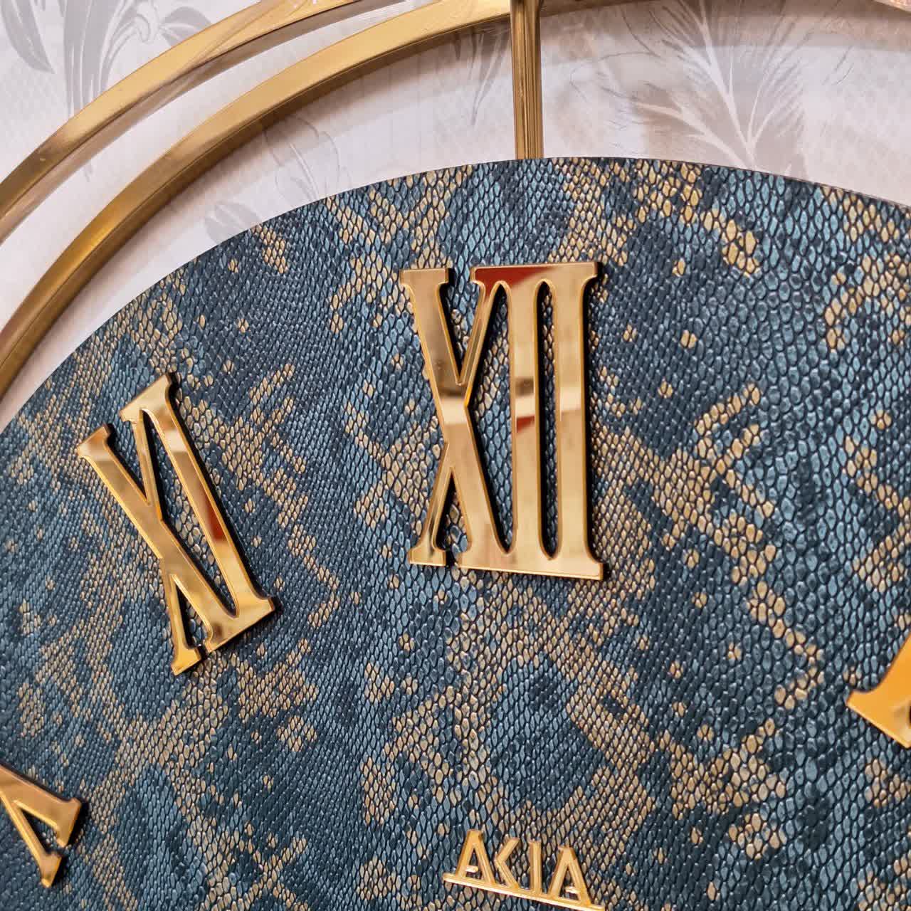 ساعت دیواری چرمی با چرم سبز پوست ماری از نمای نزدیک تر