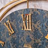 ساعت دیواری چرمی با چرم سبز پوست ماری از نمای نزدیک تر