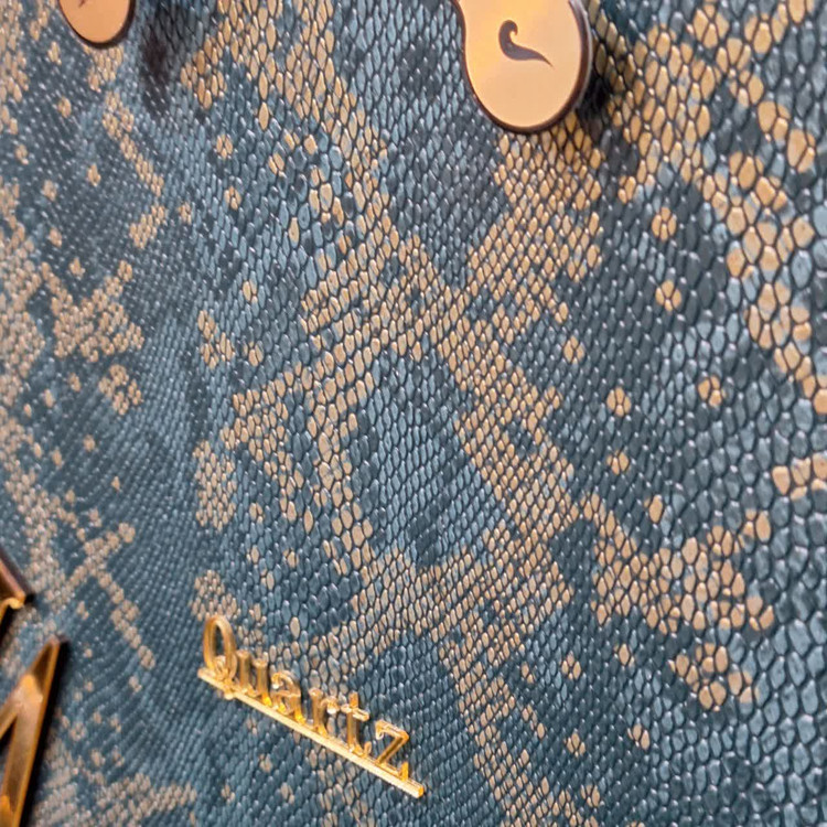 ساعت دیواری چرمی با چرم سبز پوست ماری از نمای نزدیک پایین