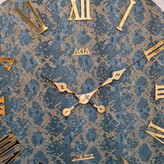 ساعت دیواری چرمی با چرم سبز پوست ماری از نمای نزدیک