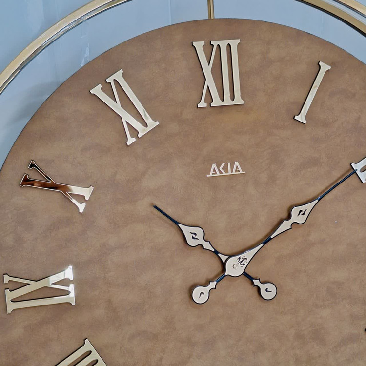 ساعت دیواری چرمی فلزی دو رینگ طلایی با چرم عسلی از نمای نزدیک