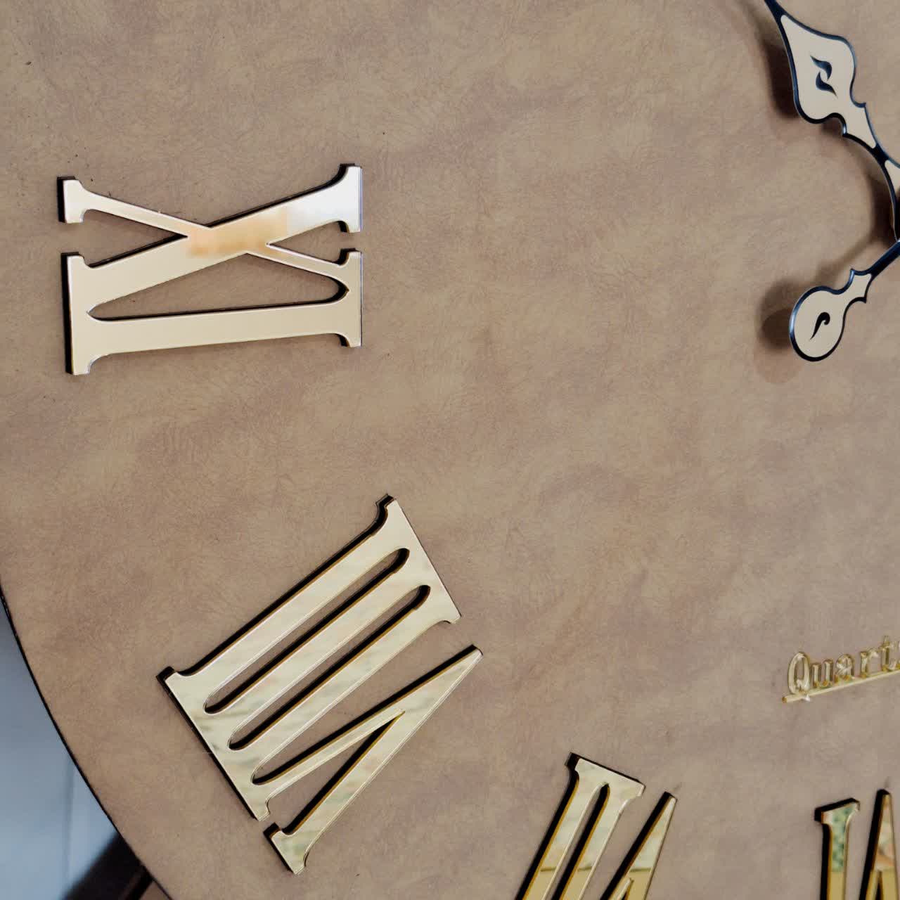 ساعت دیواری چرمی فلزی دو رینگ طلایی با چرم عسلی از نمای نزدیک تر