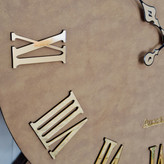 ساعت دیواری چرمی فلزی دو رینگ طلایی با چرم عسلی از نمای نزدیک تر