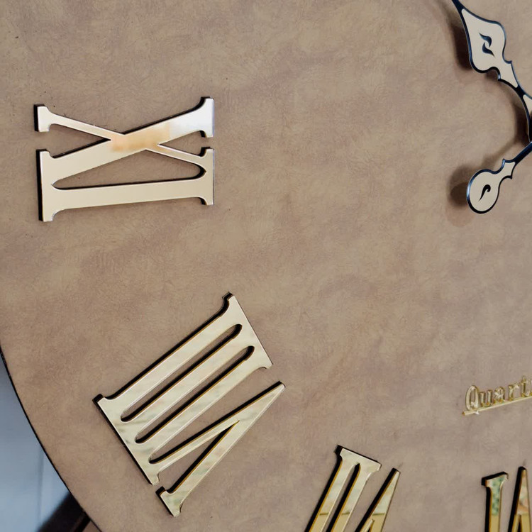 ساعت دیواری چرمی فلزی دو رینگ طلایی با چرم عسلی از نمای نزدیک تر