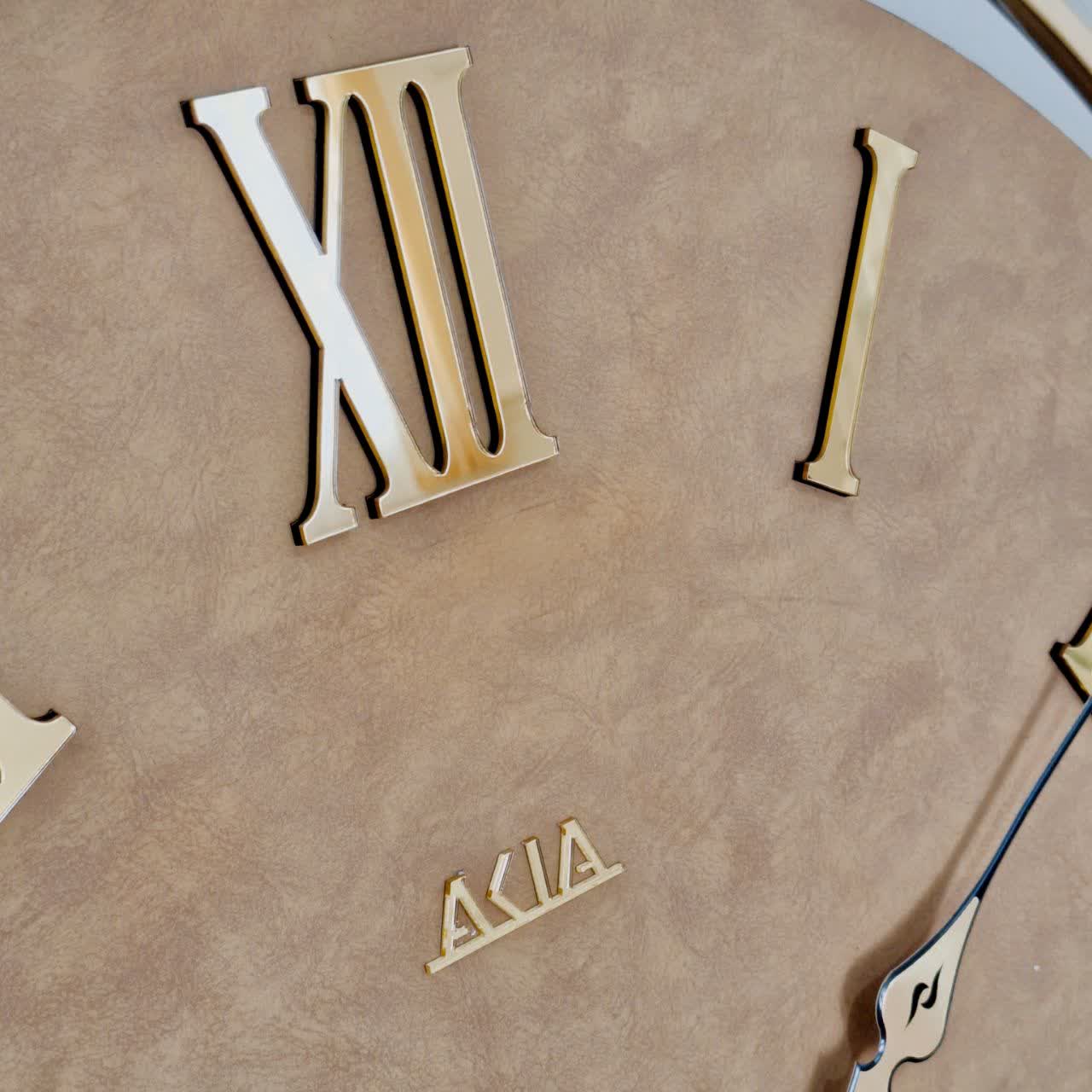 ساعت دیواری چرمی فلزی دو رینگ طلایی با چرم عسلی از نمای نزدیک بالا