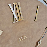 ساعت دیواری چرمی فلزی دو رینگ طلایی با چرم عسلی از نمای نزدیک بالا