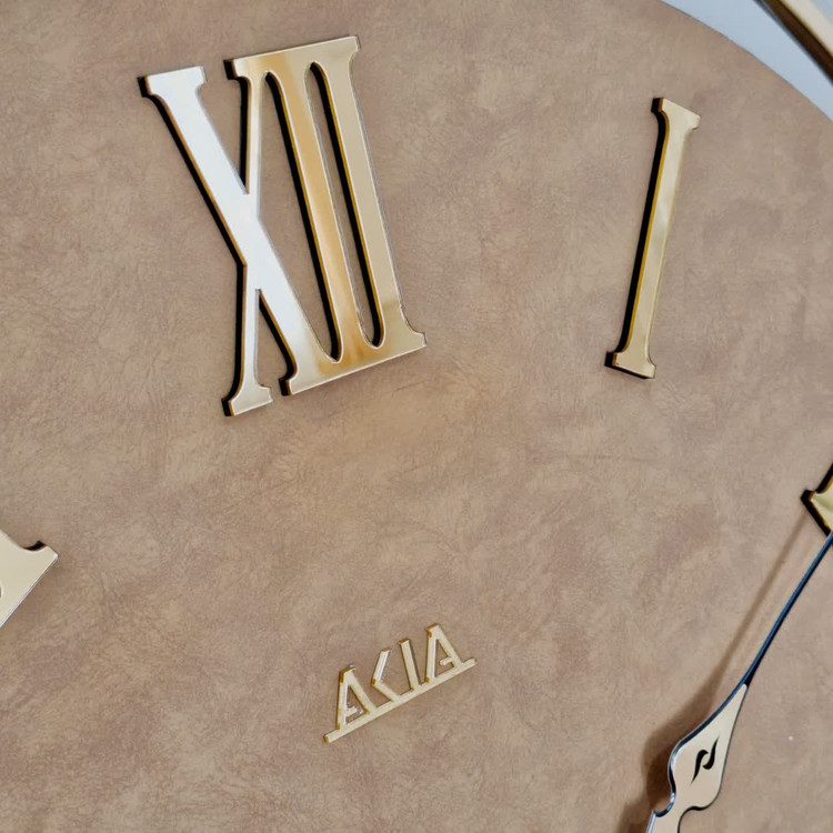 ساعت دیواری چرمی فلزی دو رینگ طلایی با چرم عسلی از نمای نزدیک بالا