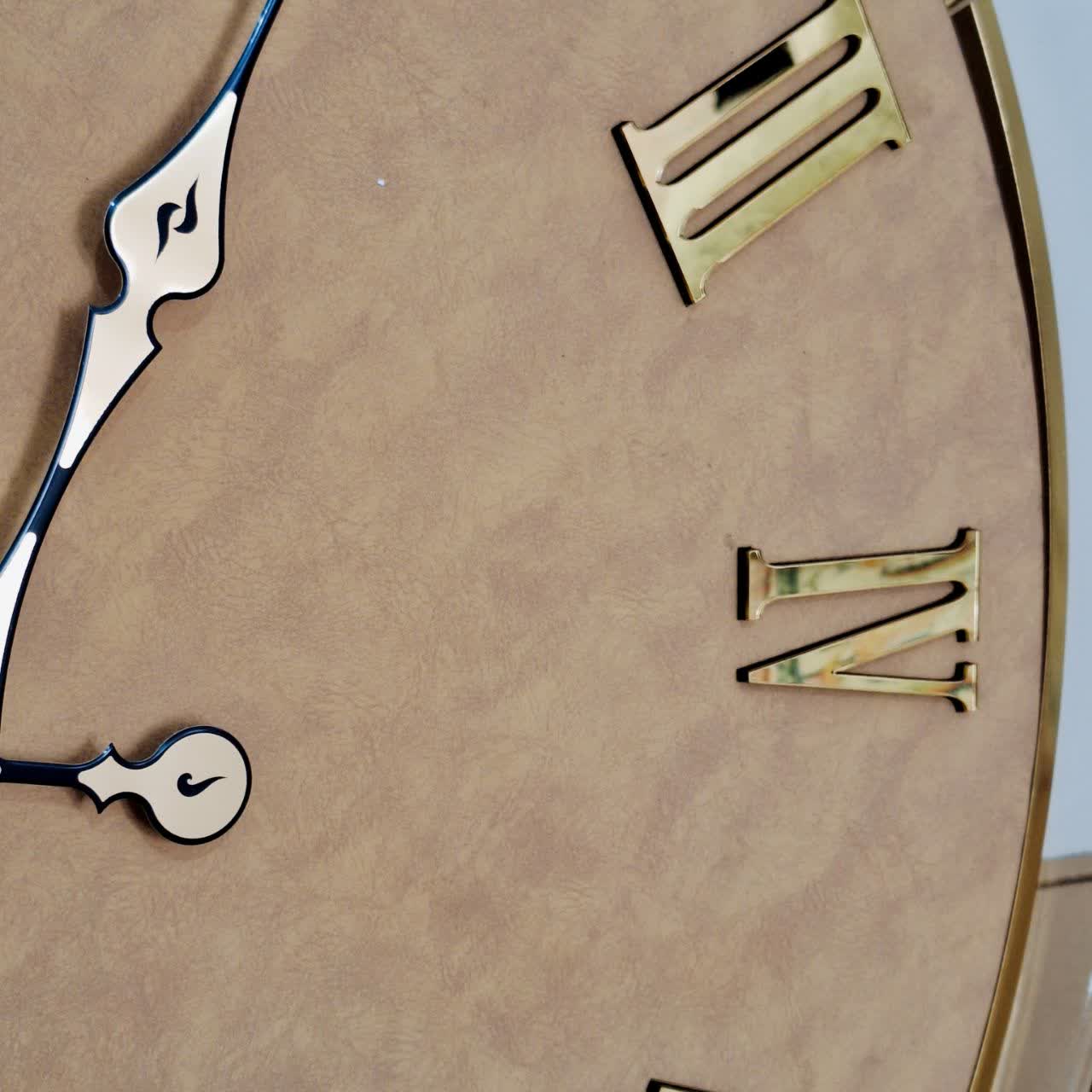 ساعت دیواری چرمی فلزی دو رینگ طلایی با چرم عسلی از نمای نزدیک اعداد