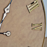 ساعت دیواری چرمی فلزی دو رینگ طلایی با چرم عسلی از نمای نزدیک اعداد