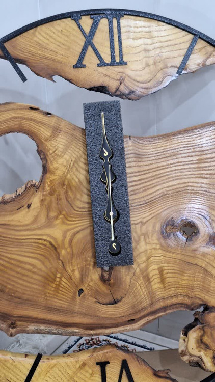 ساعت دیواری روستیک با فریم فلزی صنعتی و طراحی خاص دستساز از نمای نزدیک